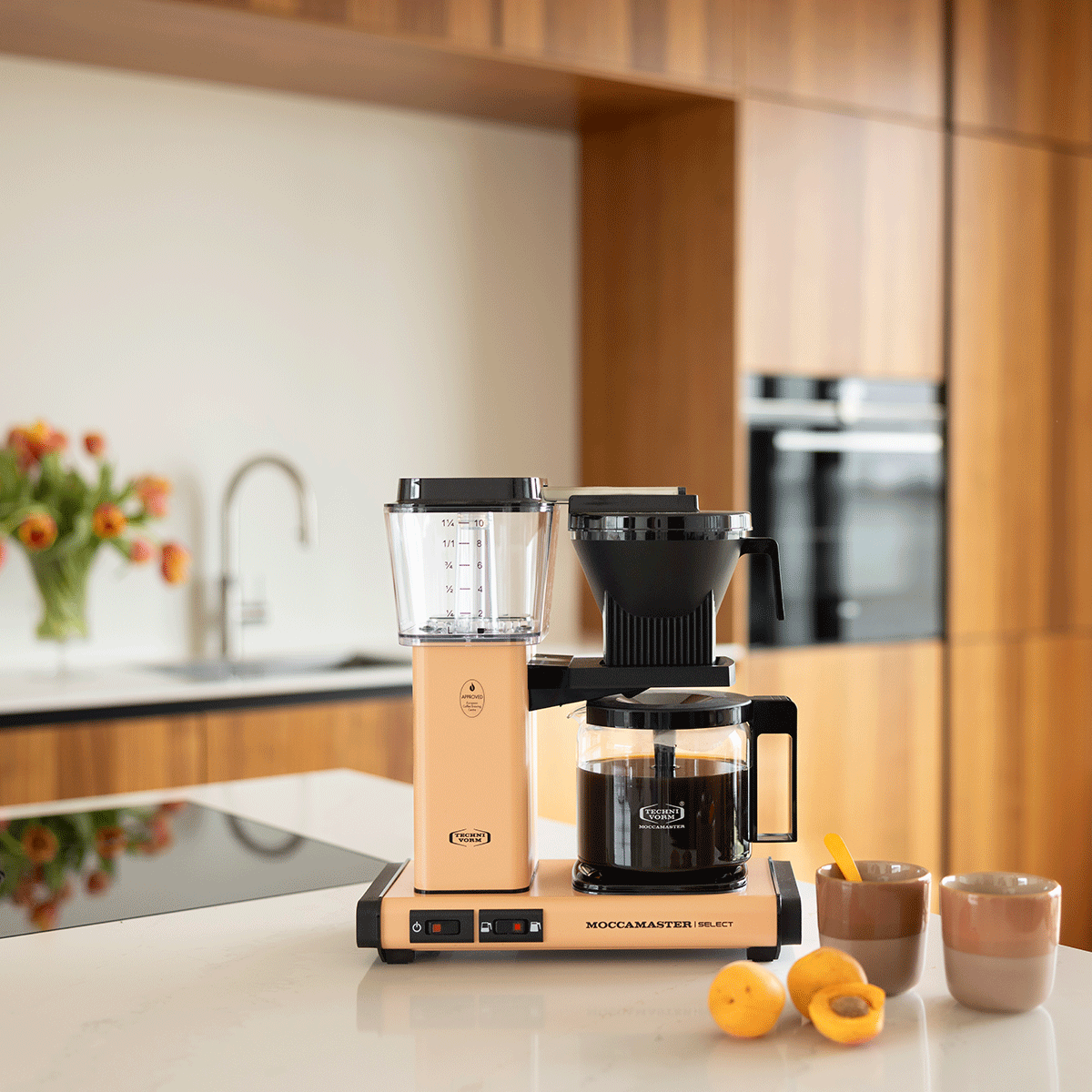 Technivorm_Moccamaster_KBG_Select_Apricot_53994_Lifestyle_Colour_of_the_Year_Bild03